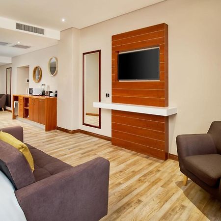 Protea Hotel By Marriott Pretoria Hatfield Exteriör bild