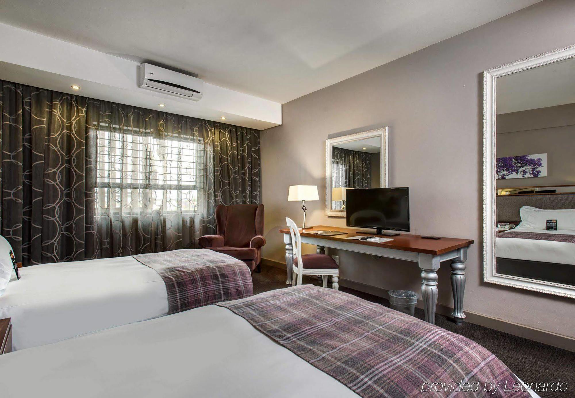 Protea Hotel By Marriott Pretoria Hatfield Exteriör bild