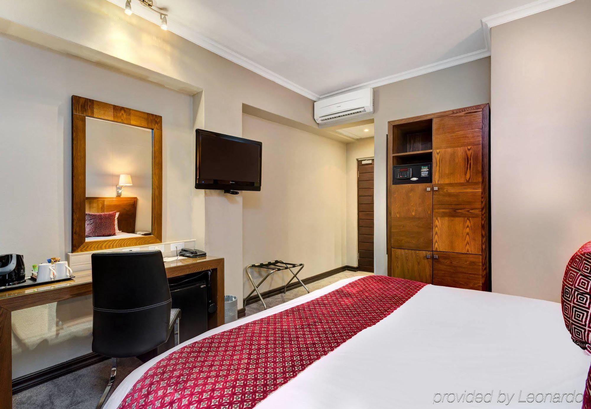 Protea Hotel By Marriott Pretoria Hatfield Exteriör bild